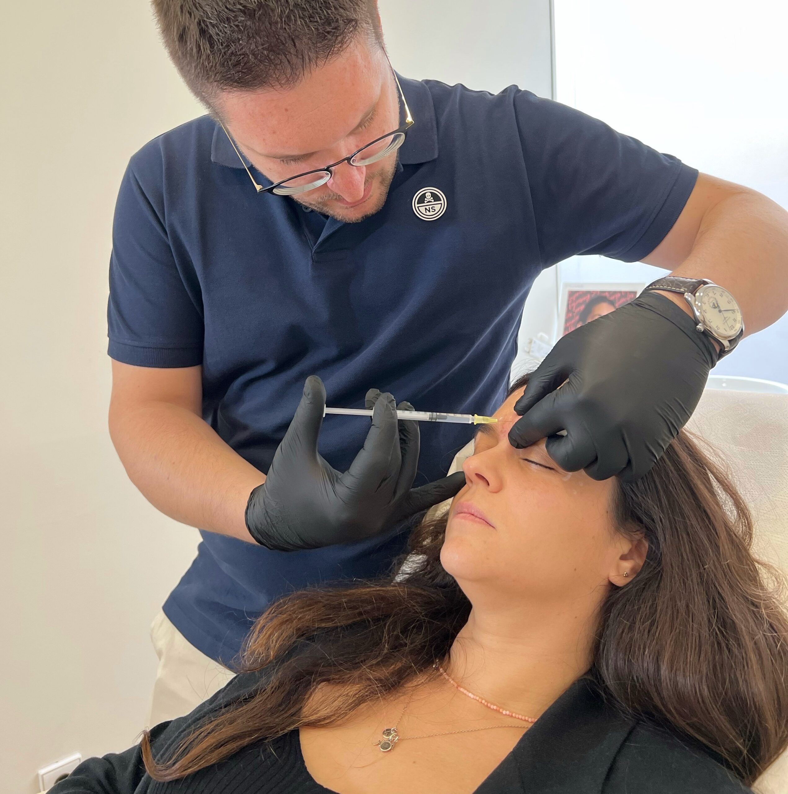 El Dr. Fajardo aplicando un tratamiento con neuromoduladores en Clínica Trinum